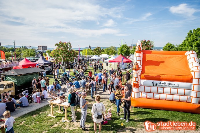 Menschenmenge auf einem Street Food Festival mit Hüpfburg