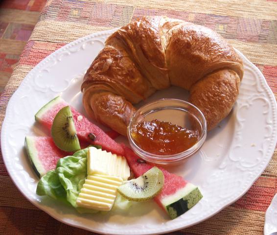 Süßes Frühstück mit Croissant 
