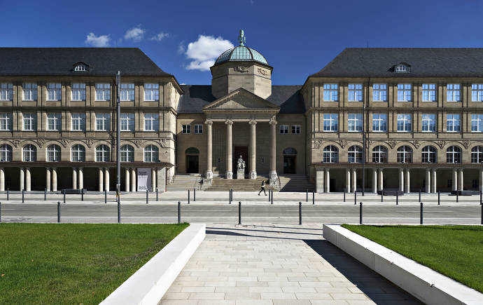 Außenansicht und Eingang des Museums Wiesbaden