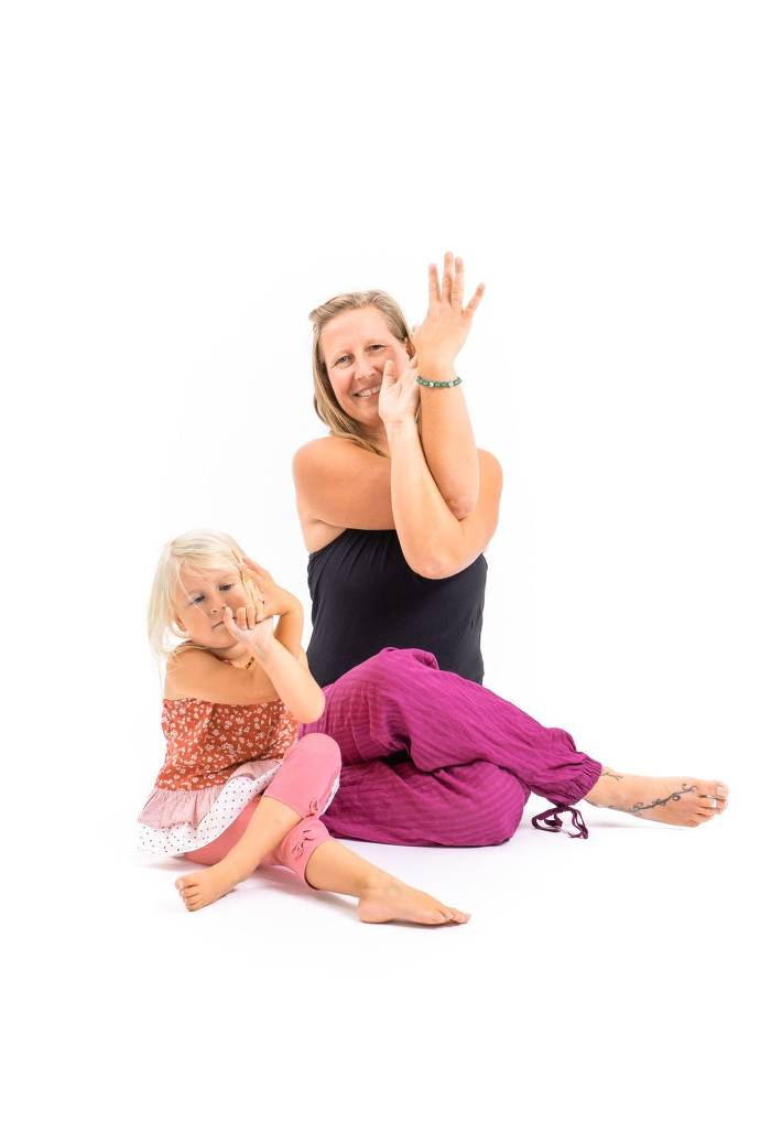 Kind mit Frau in Yogapose