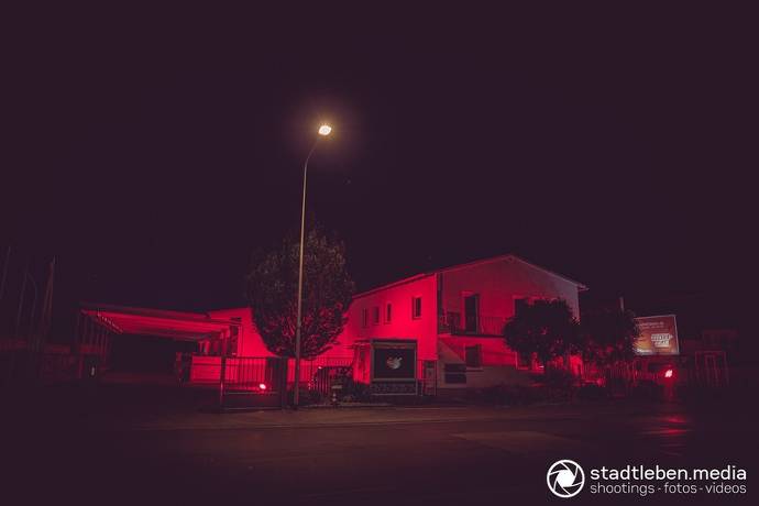 Bürogebäude, rote Beleuchtung