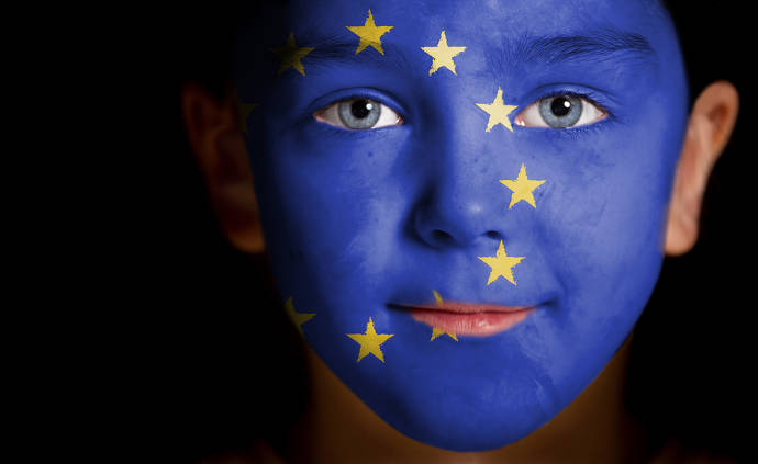 Kind mit blau bemaltem Gesicht, gelbe Sterne, Europa