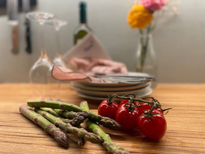 Spargel, Tomatenstracuh, Geschirr und Besteck