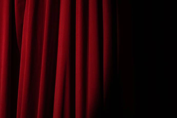 Roter Vorhang in einem Theater