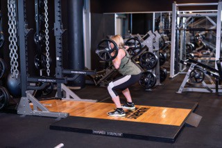 Step Sports & Spa Sportlerin beim Krafttraining mit Gewichten.