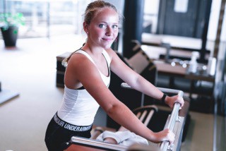 Step Sports & Spa Eine junge Sportlerin trainiert.