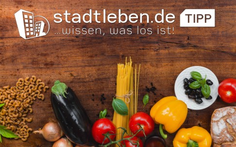 Gemüse, Spagetti-nudeln, Tomate, Paprika, Aubergine, Oliven, Zwiebel, Brot, rohe Nudeln, Basilikum