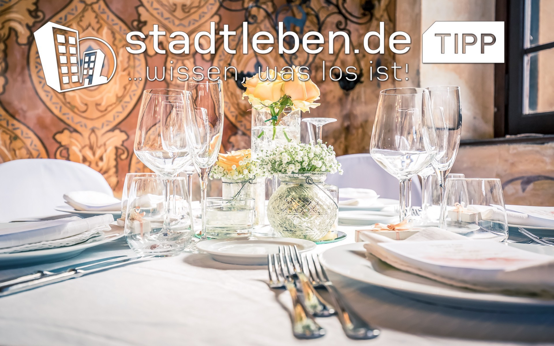 Eventlocations, Dresden, gedeckter Tisch, Teller, Gabeln, Löffel, Blumen