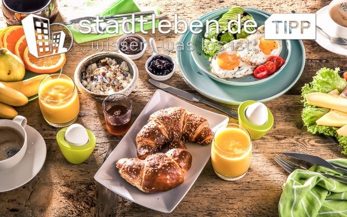 Frühstücksteller, Eier, Orangensaft, Marmelade, Obst, Gemüse, Tee, Croissant, Kaffee 