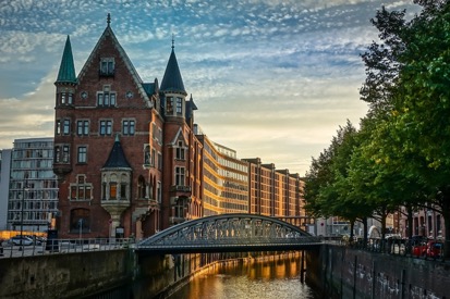 Speicherstadt in Hamburg mit Blick auf die Brücke