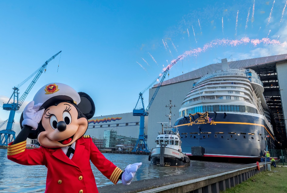 Das Schiff Disney Wish mit Kapitänin Minnie  Maus