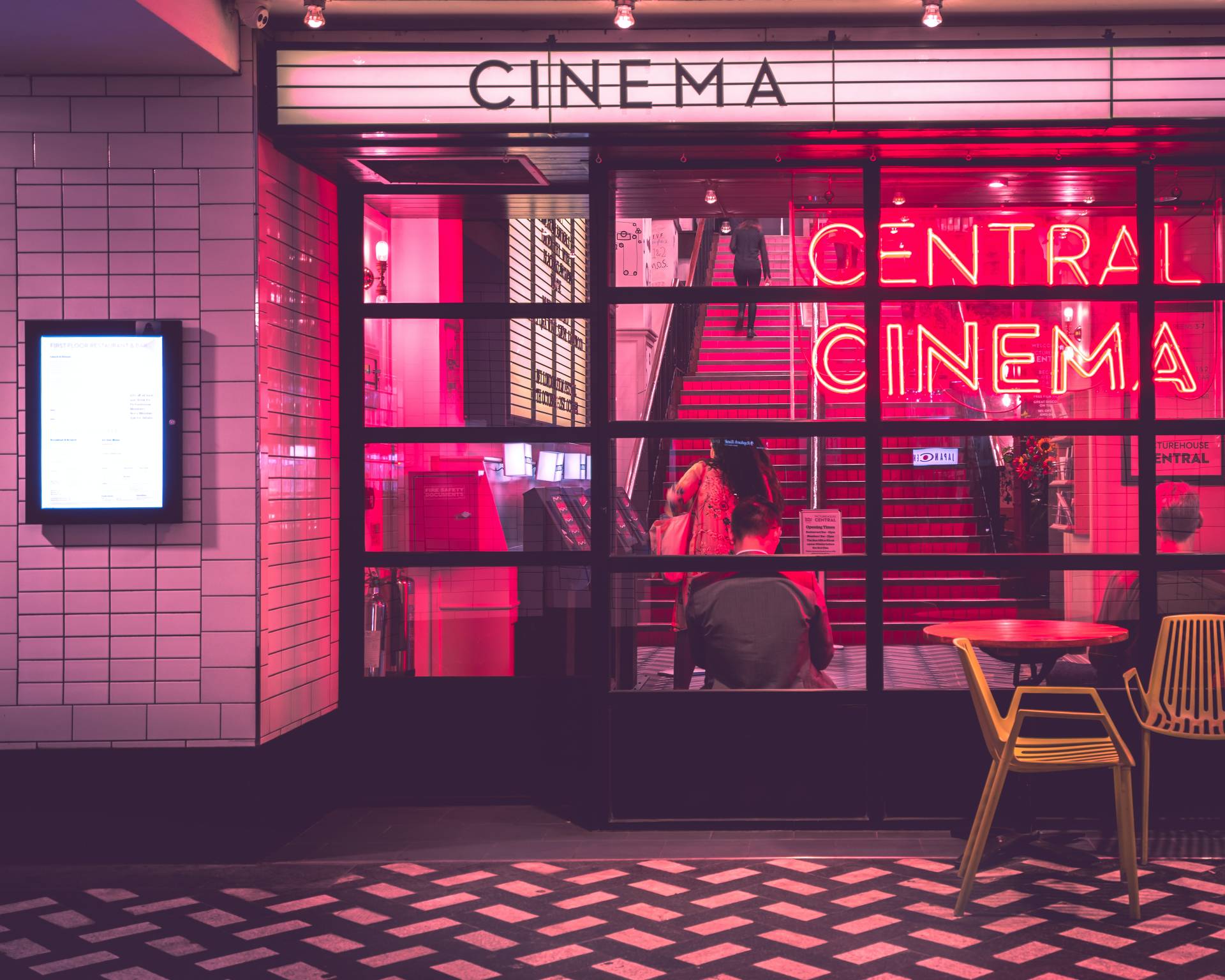 Kino Eingang mit Leuchtreklame
