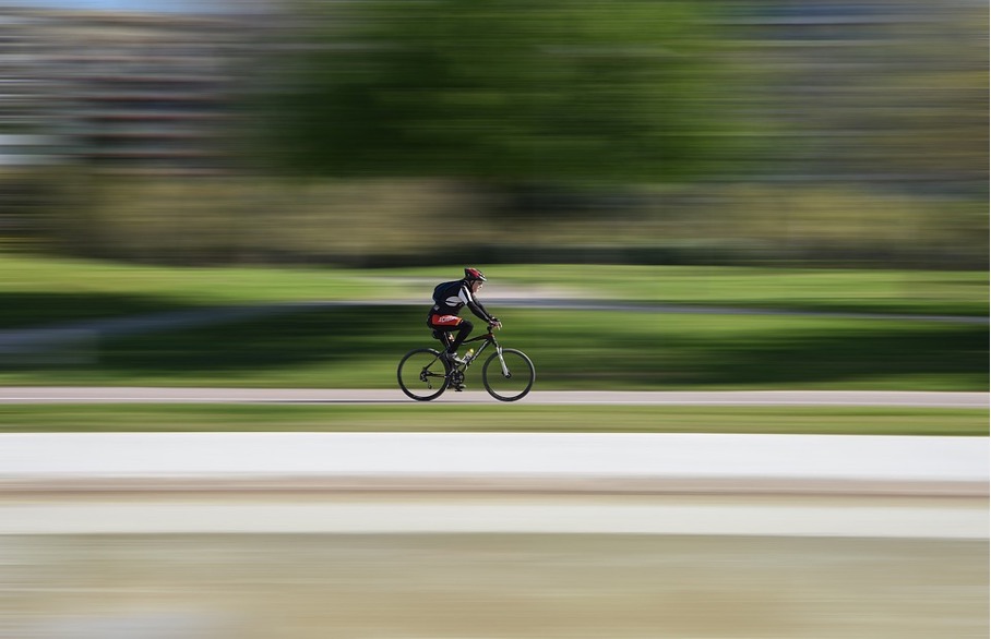 Fahrradfahrer mit Helm im Park