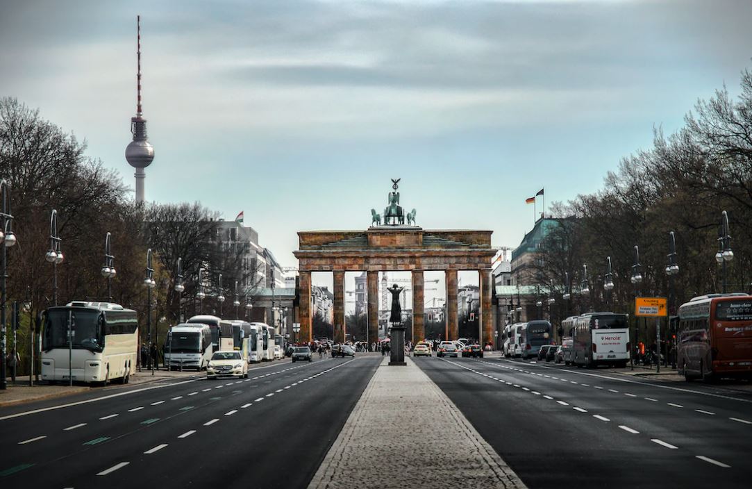 Brandenburger Tor, Fernsehturm, Berlin, Autos, Busse, Straße, Laternen