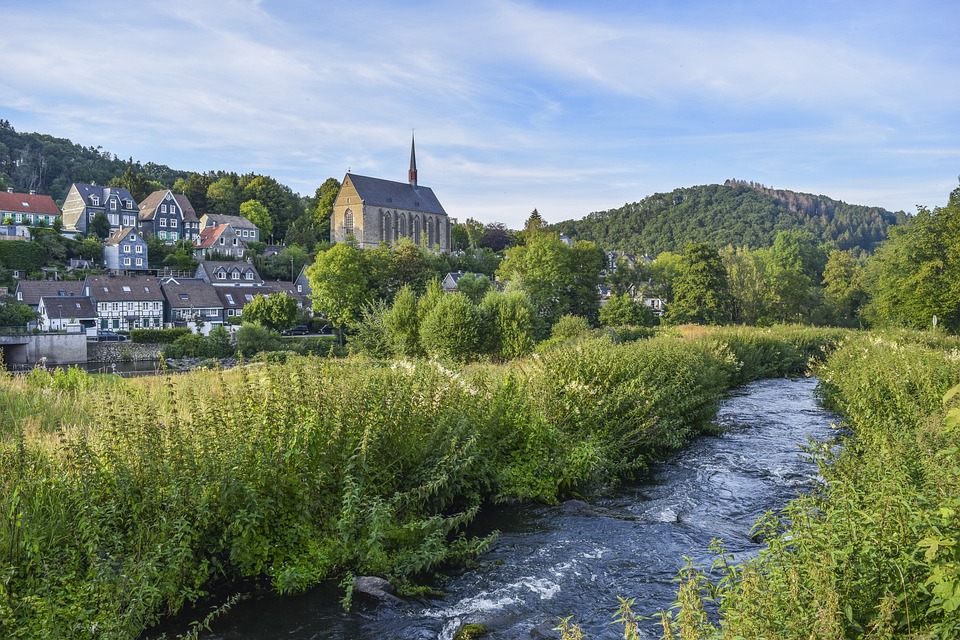 Dorf, Kirche, Bach, Fluss, Häuser
