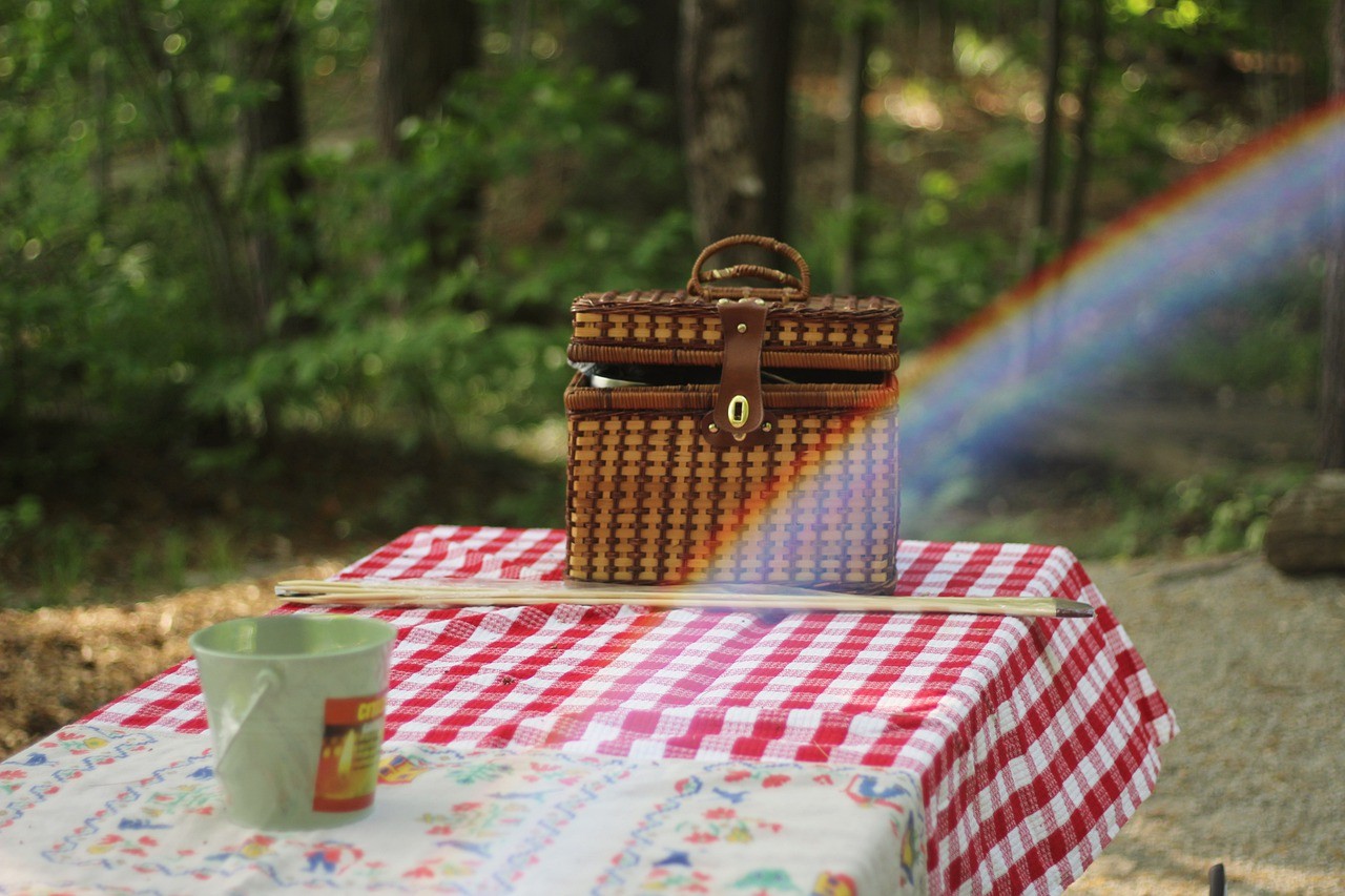 Picknick, Essen, Korb, Tisch, Bänke