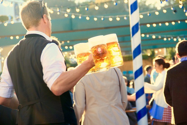 Oktoberfest Kellner mit Bier