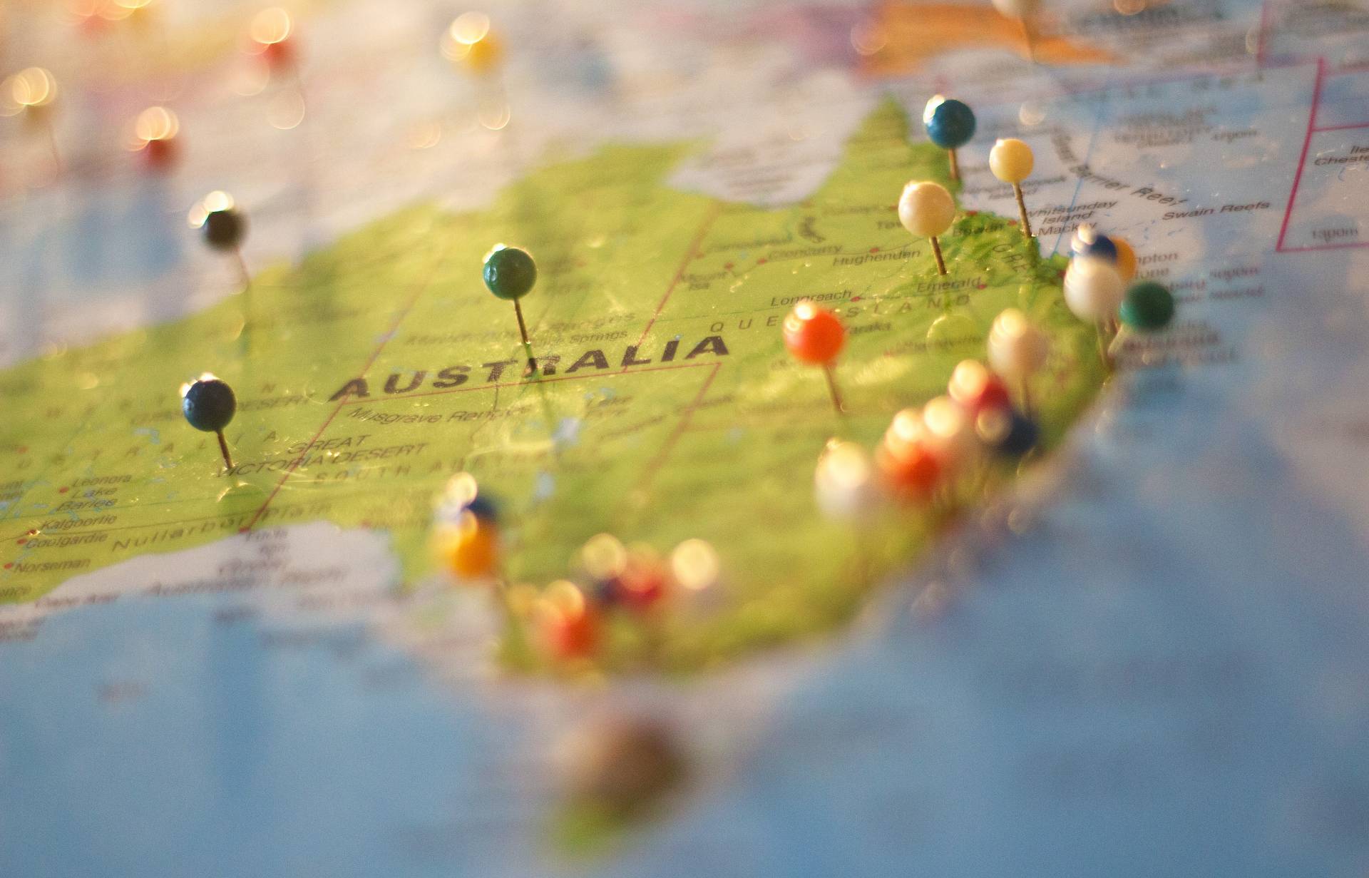 Weltkarte mit Pinnandeln auf Australioen 