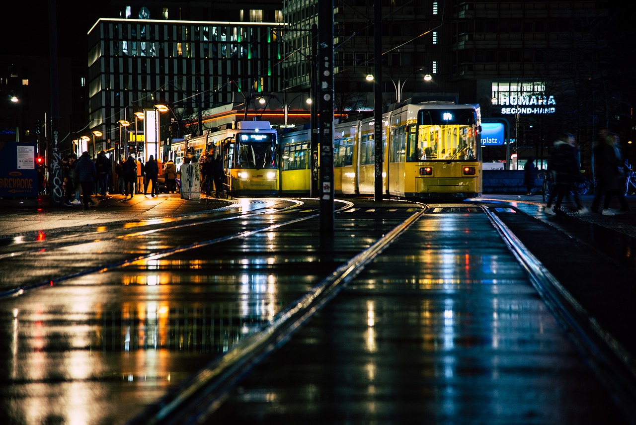 Straßenbahn, Staße im Regen bei Nacht 