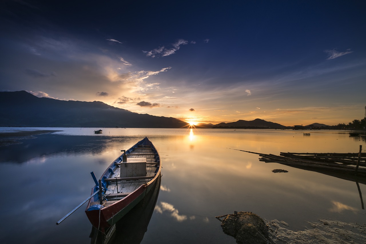 Boot auf See im Sonnenuntergang 