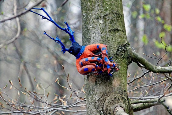 Kunswerk an einem Baum