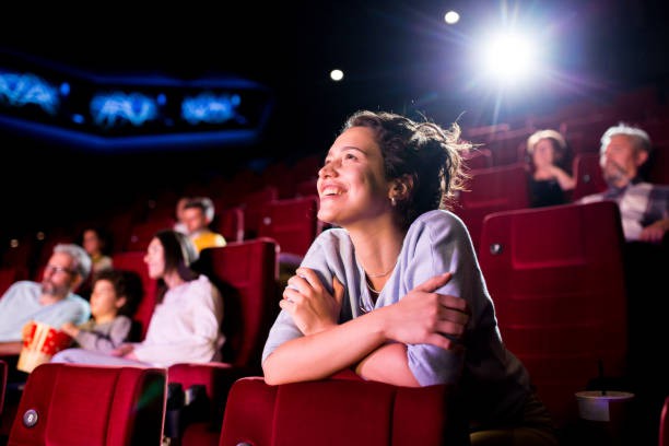 Mädchen genießt es, einen schönen Film im Kino zu sehen