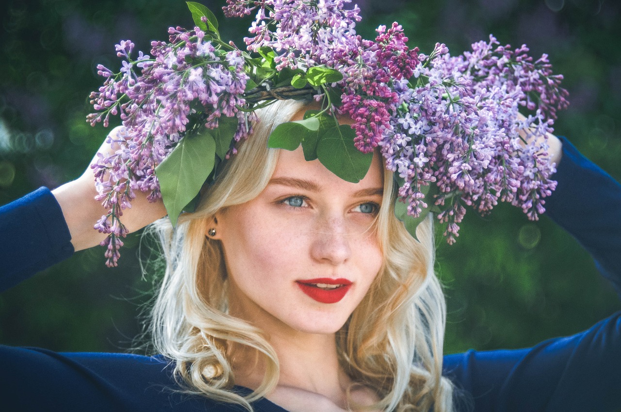 Frau mit Blumen im Haar 