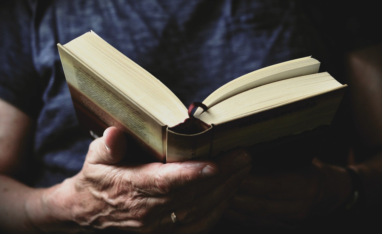 Buch, lesen, Hände